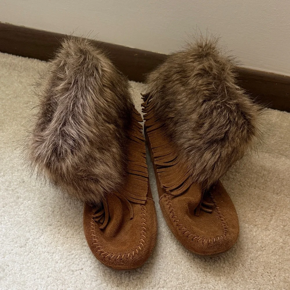 Minnetonka Tan Moccasin Booties with Faux Fur Trim - Picture 1 of 4